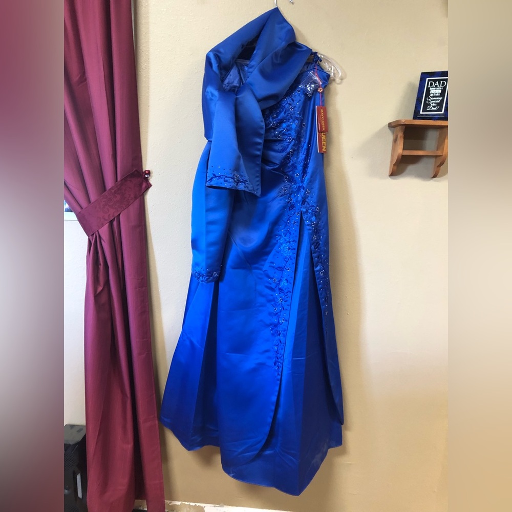 SALE 👗Beautiful floor length gown. Beading details, strapless, extra shawl, NWT